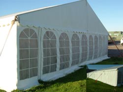 Teltudlejning af 9x21 m telt, hvid - hvidt telt  Aamand Udlejningscenter.